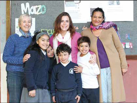 Miss Tilly, Miss Maddy, Verónica -Directora Escuela San Alfonso y los niños