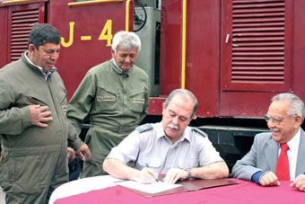 El General Alejandro Martínez Barrios firma el Convenio de Entrega