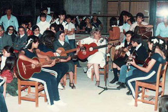 Doña Pita dando clases en el Colegio Rafael Eyzaguirre, San José de Maipo.