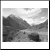 La foto en blanco y negro nos muestra un paisaje del camino al "Embalse del Yeso"
