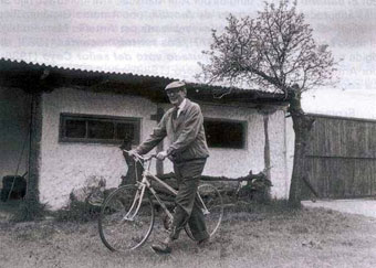 Miguel Delibes en bicicleta