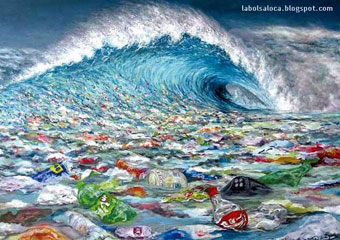 Gran ola con un mar lleno de basura