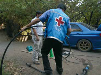 Voluntarios de la Cruz Roja preparando la bomba.