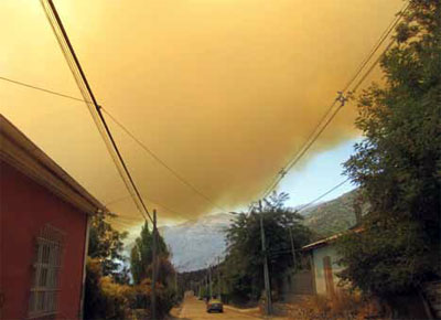 Gran nube de humo del incendio vista desde Dedal de Oro.