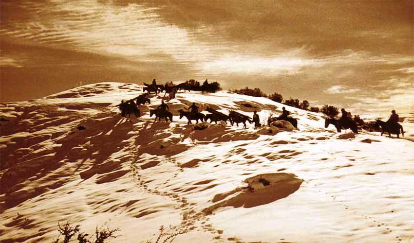 Fotografía de "fanáticos esquiadores" subiendo a Lagunillas 1935 / 1936