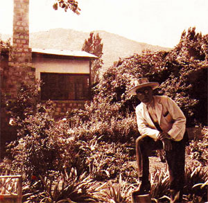 Eduardo Barrios en su casa de San José, a principios de los años 20.