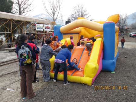 Juegos inflables que incentivaron la alegría de los niños presentes.