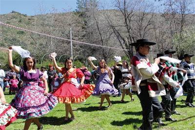 Grupo folklórico interpretando un baile grupal de ''Huasos'' y ''Chinas''.