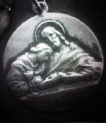 Anverso de la medalla del rosario de Juan Esteban Rodríguez.