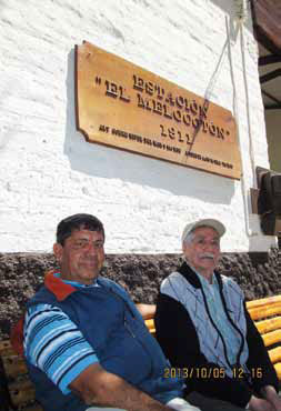 Luis León Vera junto a su "profesor", Don Raúl Santis Pinto.