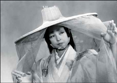 Dama con atuendo tradicional japonés.