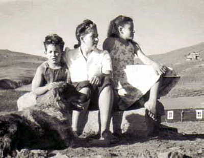 Olga y sus hijos Marigen y Humberto.