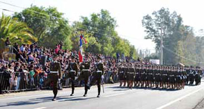 Desfile de un destacamento de Carabineros de Chile.