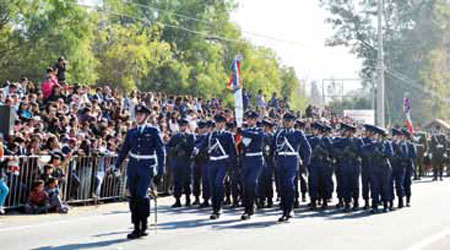 Desfile de un destacamento de la Fuerza Aérea de Chile.