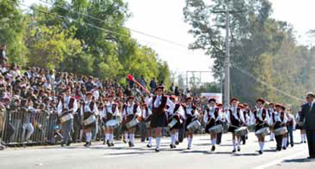 Desfile de la Banda de Guerra de un colegio de Til Til.