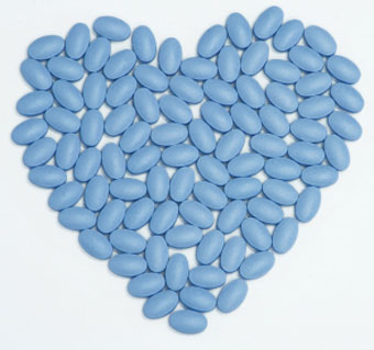 Píldoras azules de Viagra en forma de corazón.