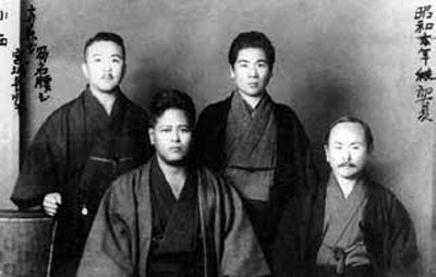 En la parte inferior, Chojun Miyagi y, a la derecha, Gichin Funakoshi.