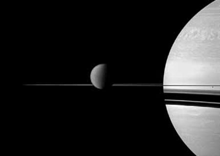 Saturno y su mayor luna, Titán.