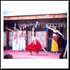 En la imagen, Marcela Paz Labra Gonzales y un grupo de compañeras en una presentación de baile en el "Colegio Andino".
