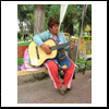 La "yema" con su guitarra, lista para amenizar la tarde en la plaza..