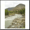La fotografía corresponde al río maipo en El Ingenio,  el autor es Federico Wünsch.