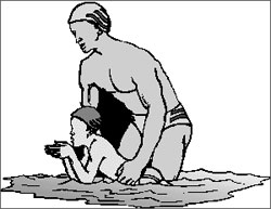 Adulto enseñando a nadar a un niño