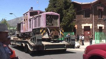 La locomotora pasa frente a la Municipalidad hacia su nuevo hogar en Melocotón