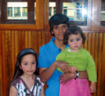 Brenda Saavedra R. y sus hijos.