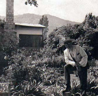 Eduardo Barrios en la casa Sanjosefina, en la que hoy vive doña Pita.