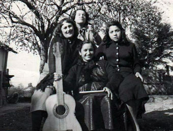 Carmen Barrios (Doña Pita), Olguita Aracic, Violeta Parra y Catalina Parra.